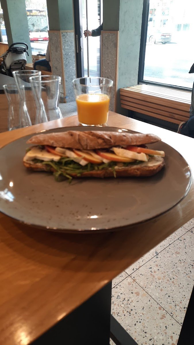 Getoastetes Sandwich mit frisch gepresstem Saft
