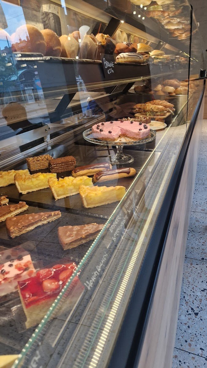 Mehlspeisen und Kuchen in der Vitrine